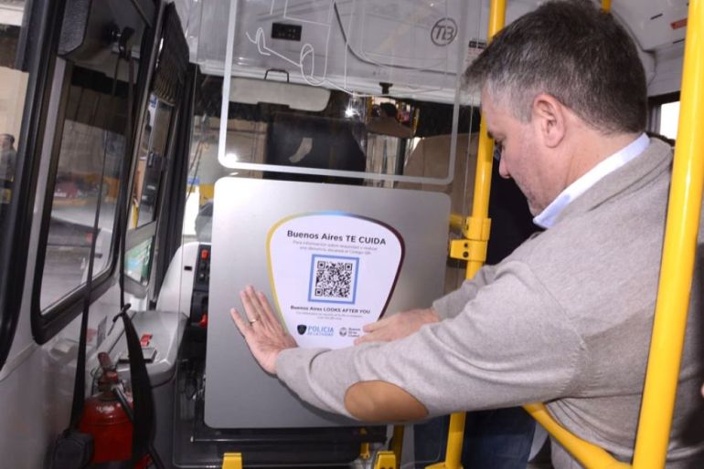 Como funcionan en la Ciudad los códigos QR en los colectivos para denuncias en linea