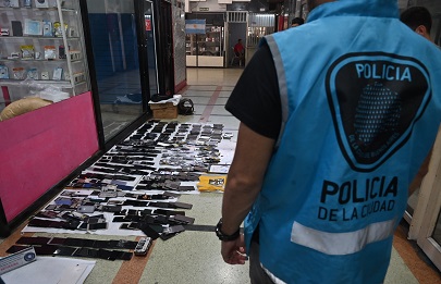 Secuestraron celulares y repuestos robados durante un operativo en Flores