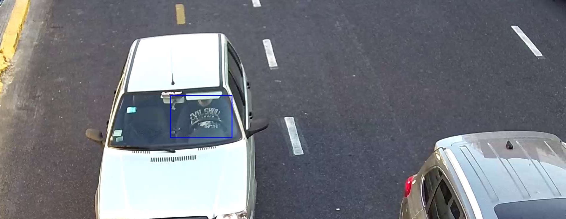 Fotomultas: penarán el uso de celular al conducir, la falta de cinturón de seguridad y los giros indebidos