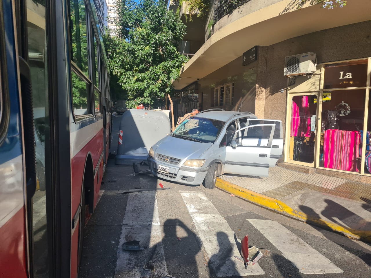 Tres heridos al chocar un colectivo y un auto en el barrio porteño de Retiro