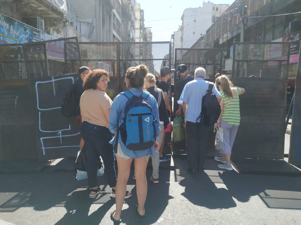 Once: allanamientos y calles valladas en operativos contra manteros