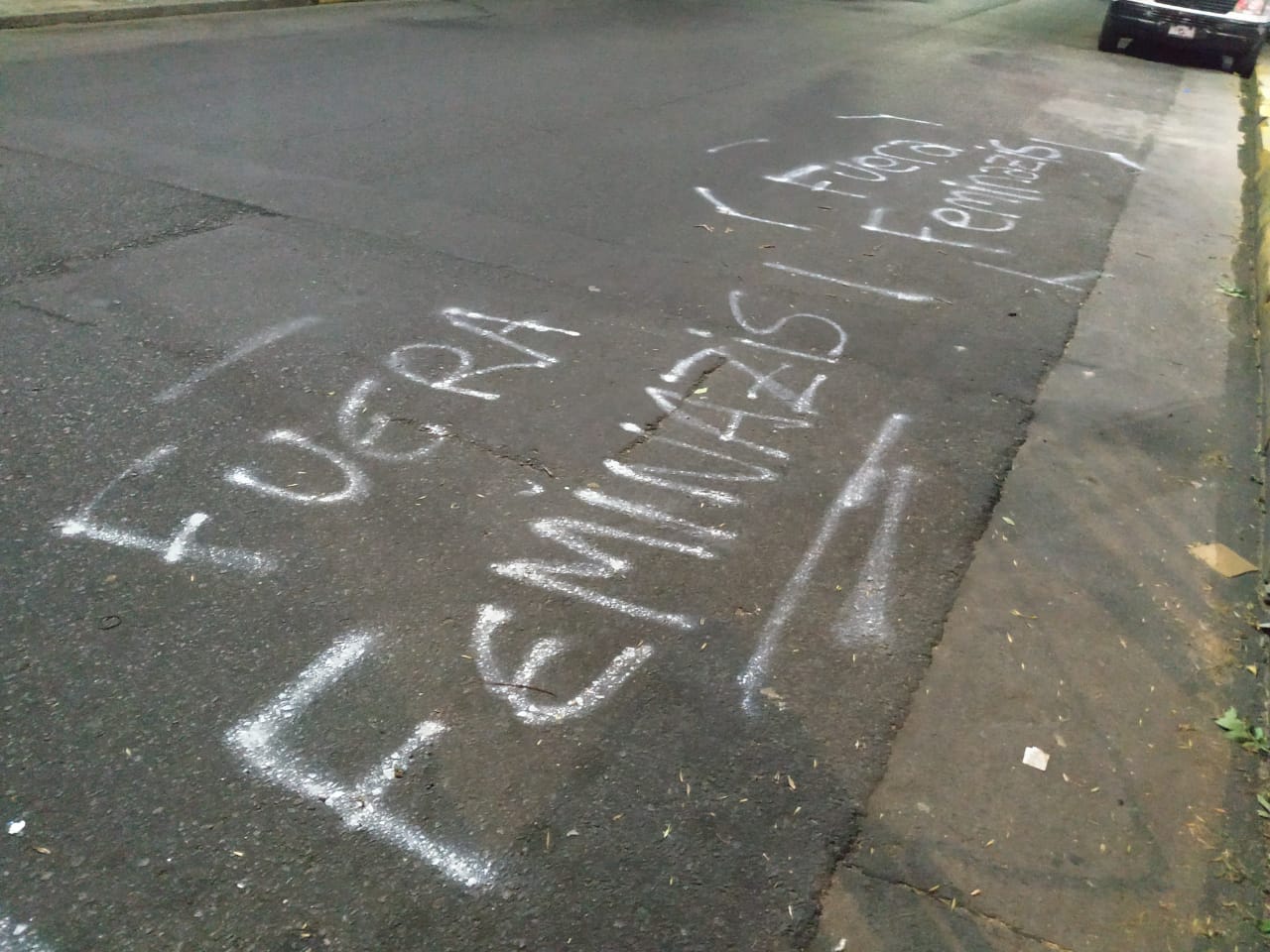 “Fuera feminazis”: al menos tres centros culturales del Abasto escrachados con consignas de odio