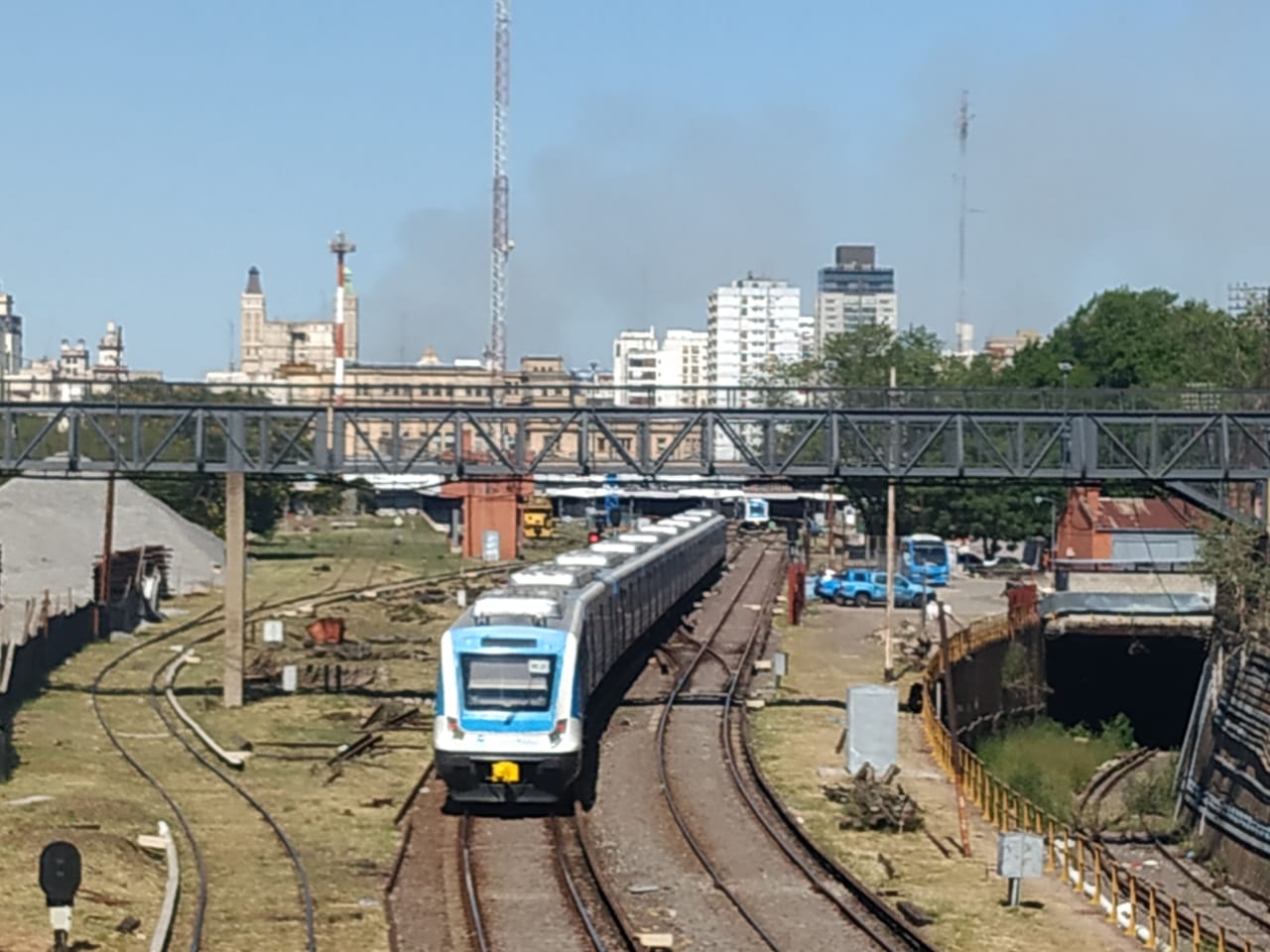 El humo por el incendio en la Reserva Ecológica Costanera Sur se ve desde la zona del Abasto