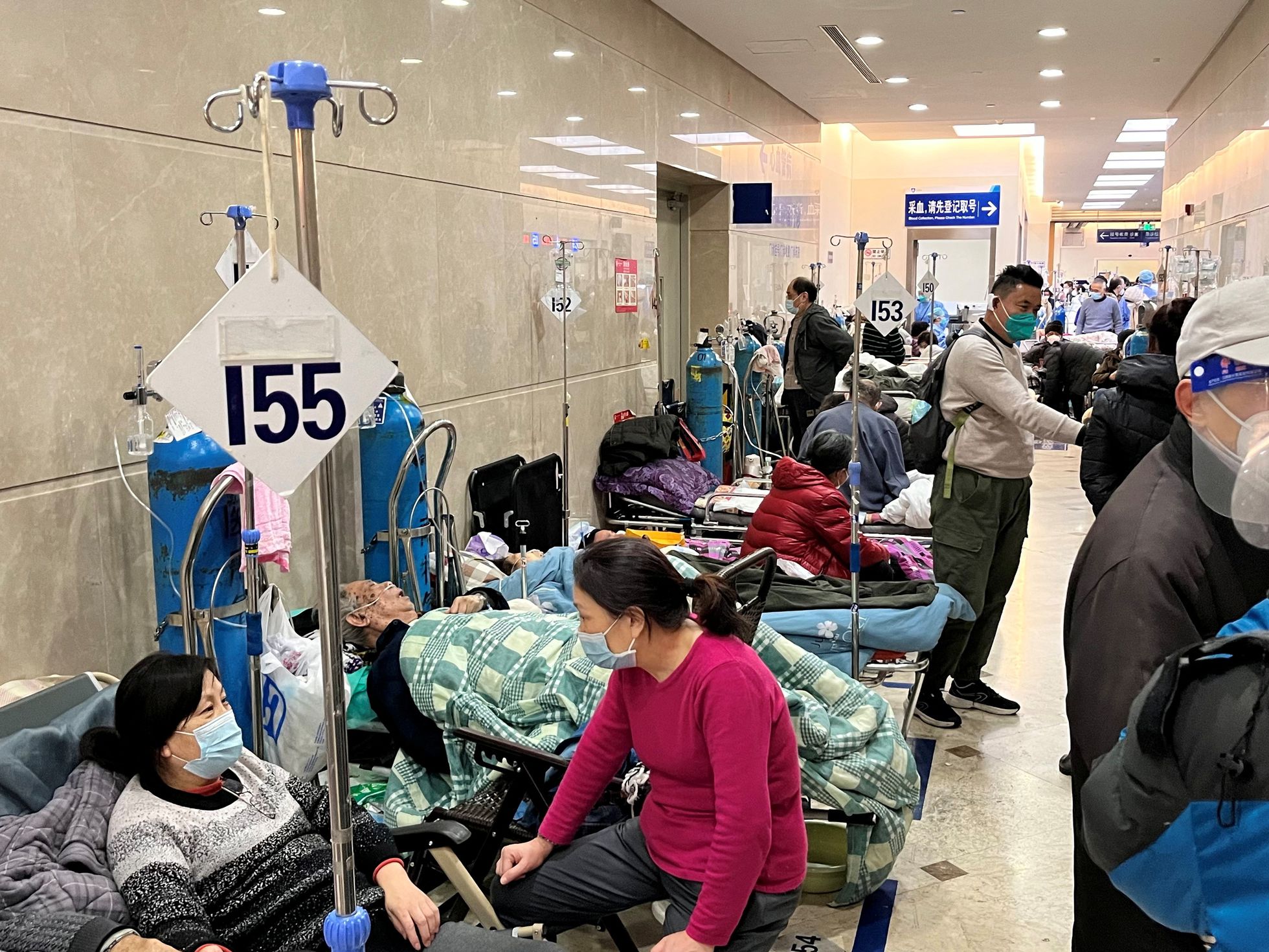 China: Por la incontrolable ola de COVID, los  hospitales y crematorios se hallan desbordados.