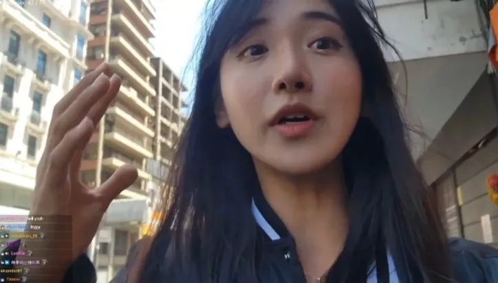 Le robaron el celular a la streamer coreana Jinnytty cuando trasmitía en vivo desde el centro porteño