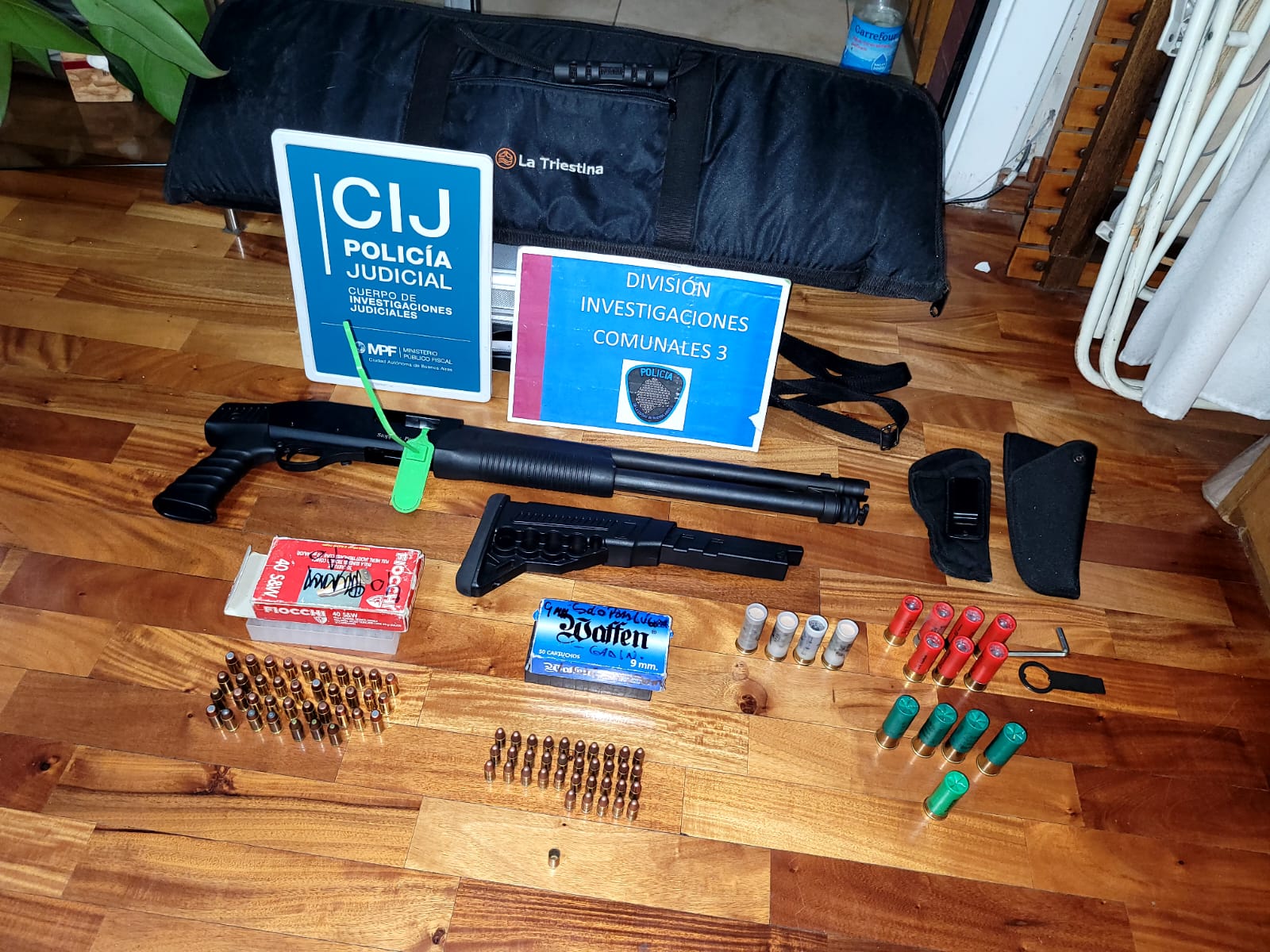 Balvanera: secuestraron varias armas tras allanar al hombre que disparó en año nuevo desde un balcón