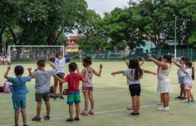 Atletas nacionales enseñan sus disciplinas en colonias de verano