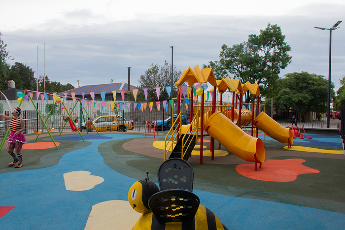 Bajo Flores: Nuevo patio de juegos, cancha y espacios de encuentro en Plaza Padre Rodolfo Ricciardelli
