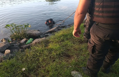 Nadó por el Riachuelo para escapar de la Policía
