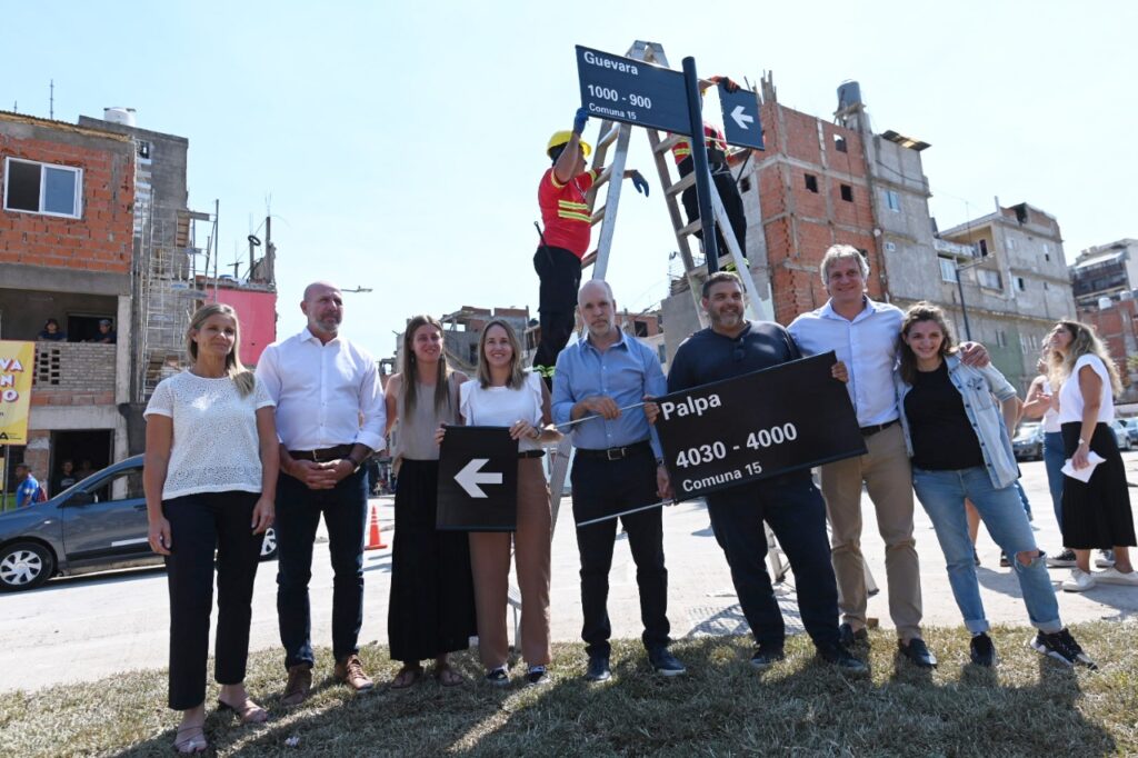 Larreta “en campaña” coloca carteles de calles de Chacarita