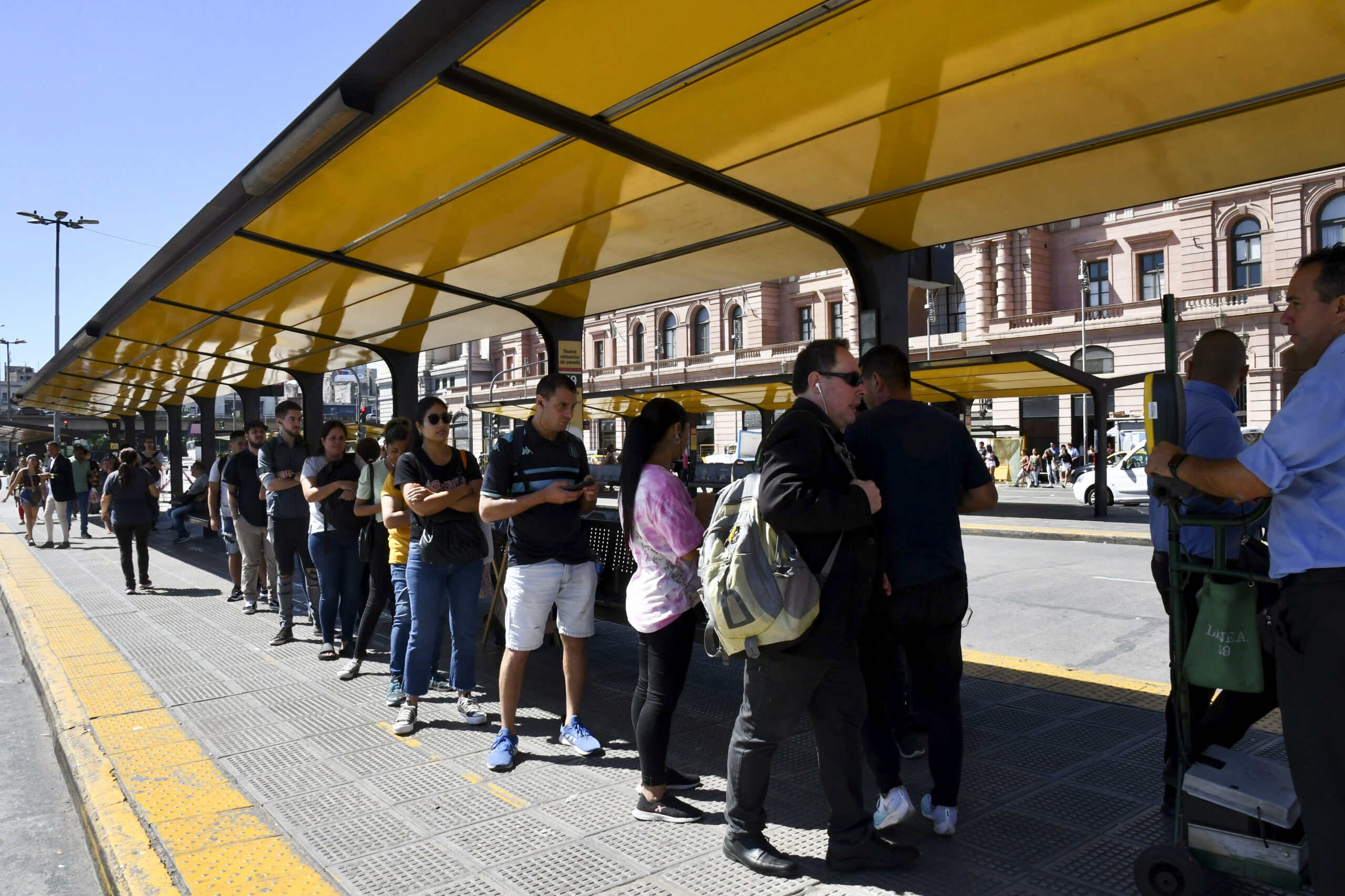 Paro de 50 líneas de colectivos en el AMBA y la CNRT busca garantizar que se cumpla el servicio