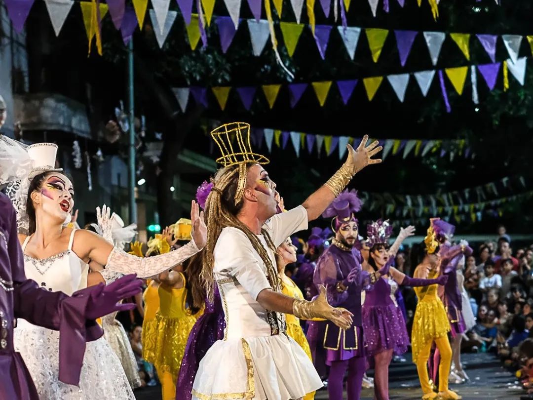 Carnaval en Almagro: corso de La Redoblona en Sarmiento y Lambaré con murgas amigas