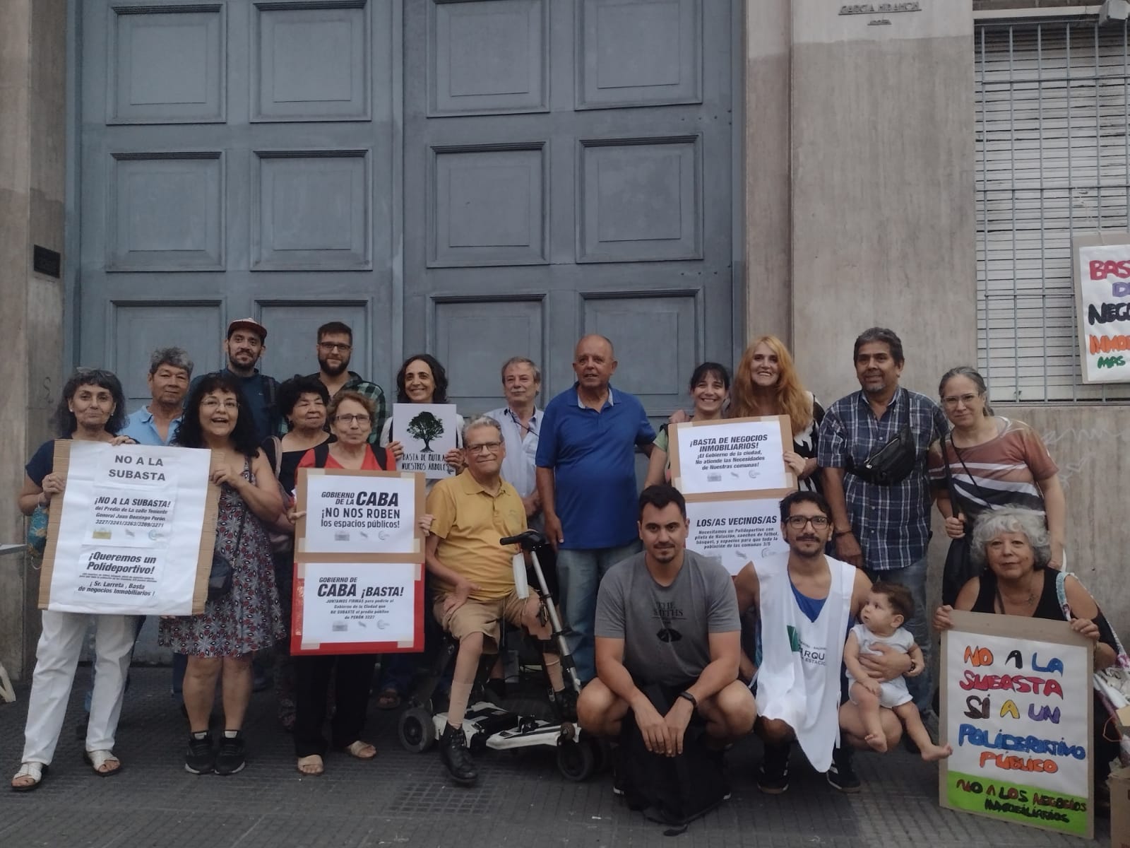 Semaforazo y protesta contra el remate del edificio frente al Parque de la Estación: vecinos piden un polideportivo público
