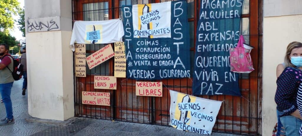 Mesa de difusión de Buenos Vecinos BA en Boulogne Sur Mer y Sarmiento