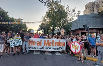 Protesta en las siete esquinas contra el Metrobús