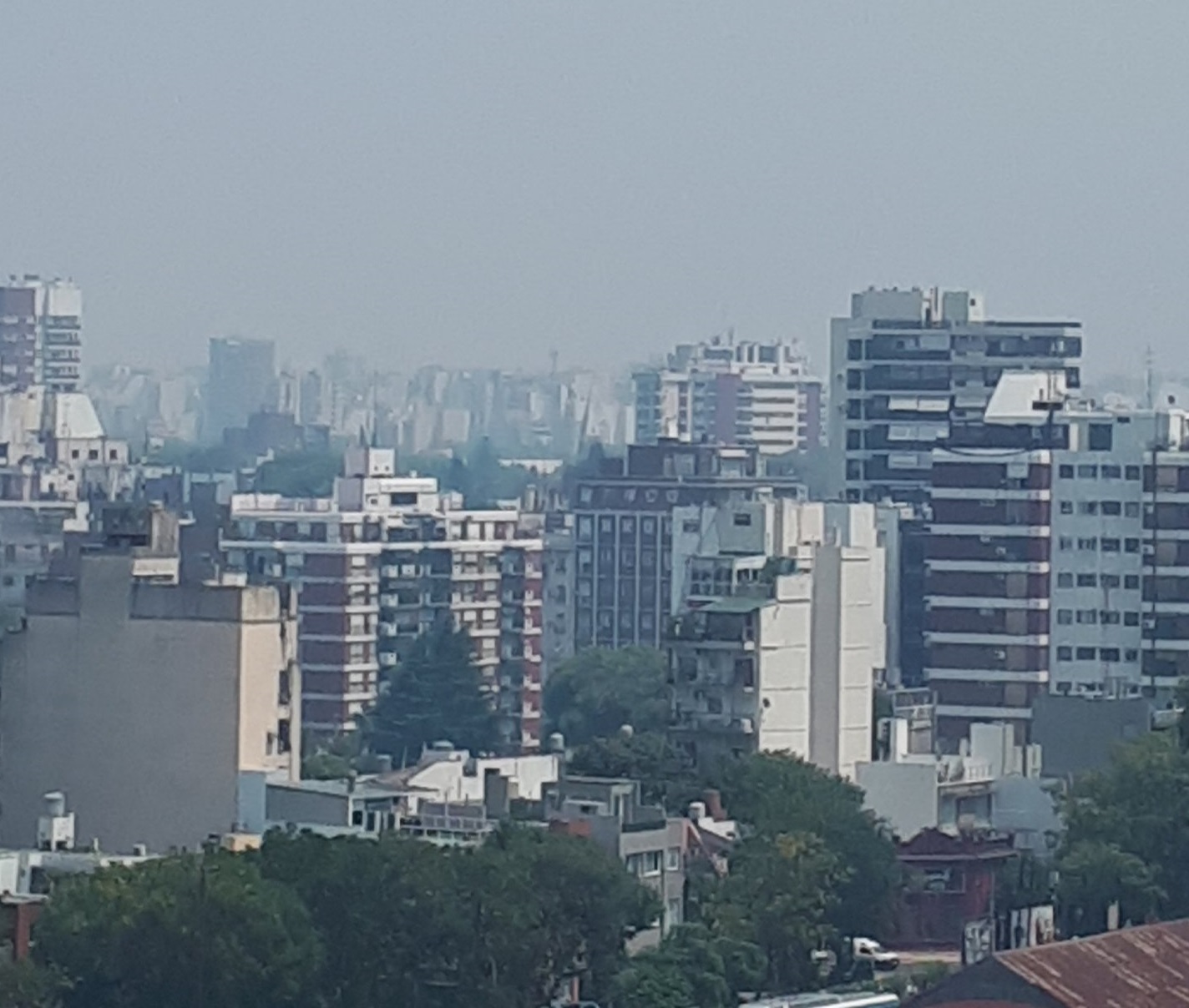 Vuelven a reportar humo y olor a quemado en CABA