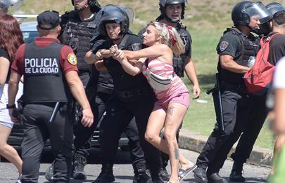 Represión policial contra vecinos que protestaban por cortes de luz