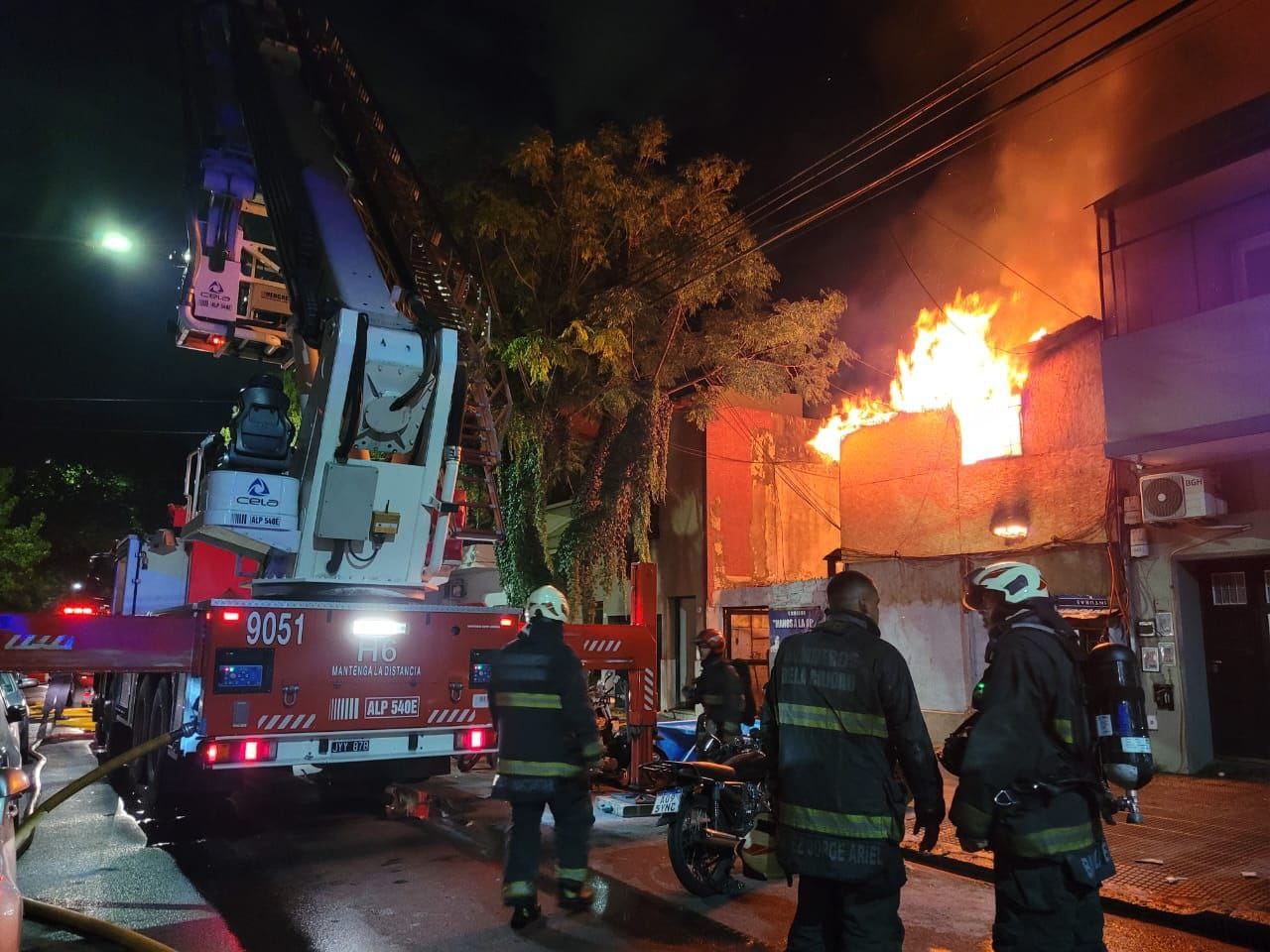 Incendio de Villa Ortúzar: las familias que acampaban en la Plaza 25 de Agosto irán a Centros de Inclusión Social