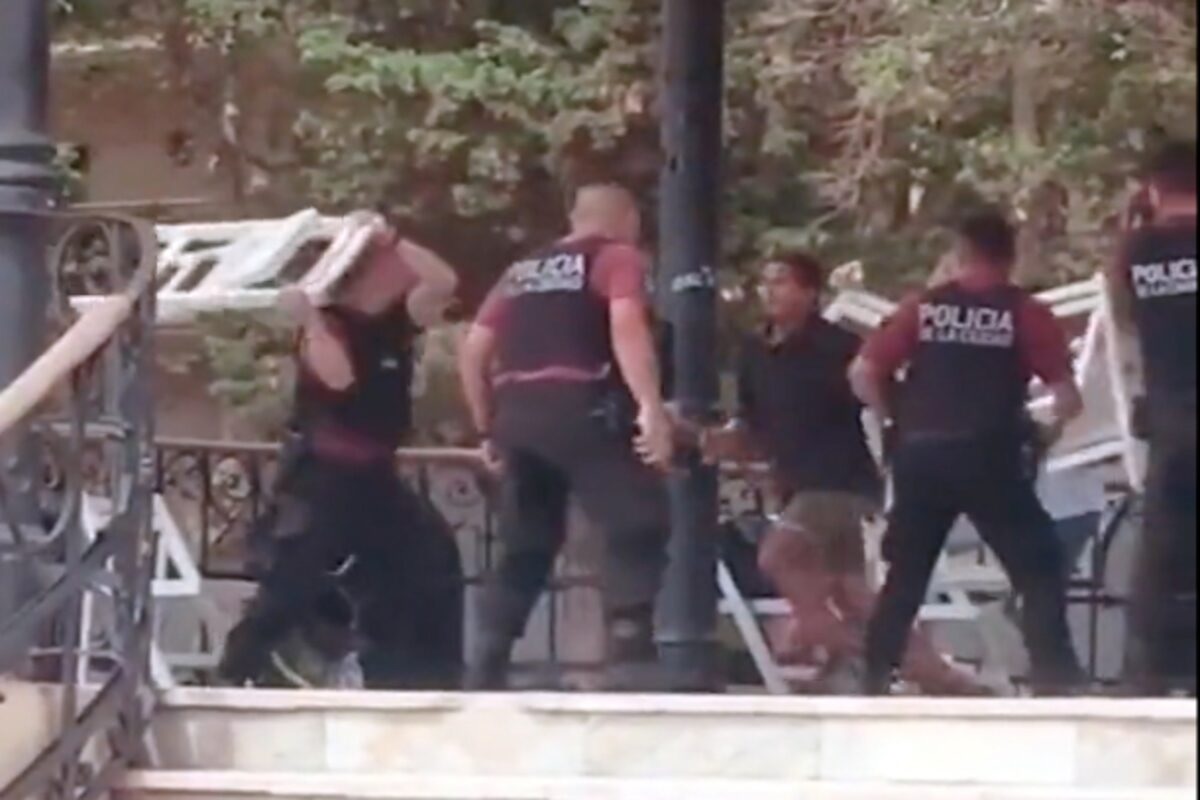 Belgrano: policías de la Ciudad detuvieron a sillazos a un hombre que atacaba con un palo