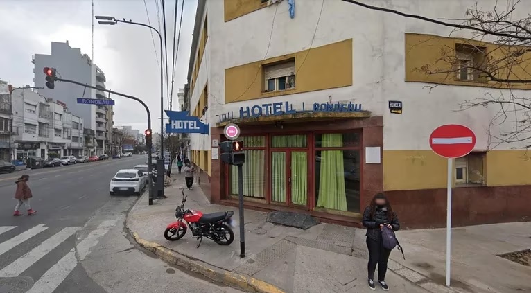 Constitución: hallaron los cuerpos de dos hombres en una habitación de hotel