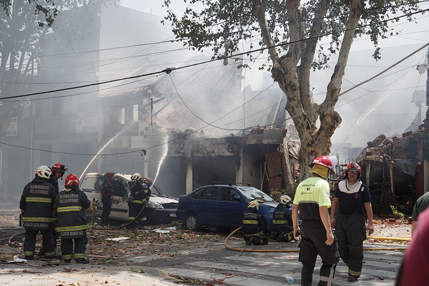 Guardia preventiva frente a la vivienda destruida por explosión en Devoto