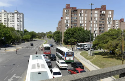 Villa Lugano: Vecinos cortaron la Autopista Dellepiane por falta de luz