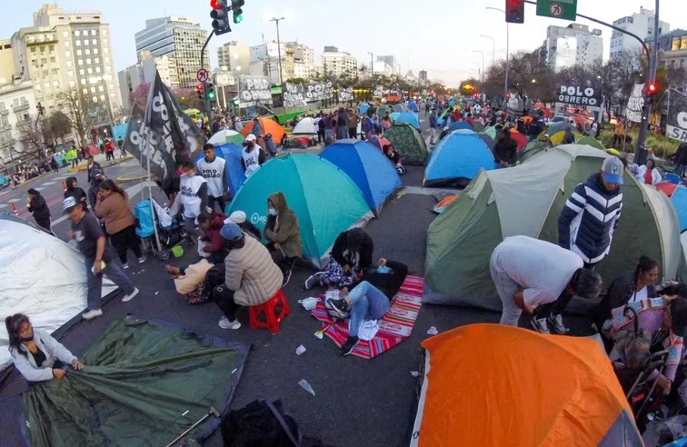 Piqueteros anunciaron que instalarán carpas en la avenida 9 de Julio