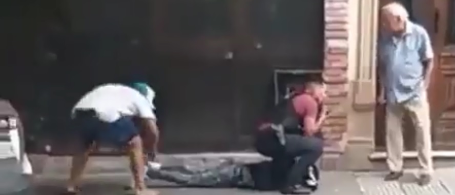 No es División Palermo: le robaron las zapatillas a un hombre reducido por un policía porteño