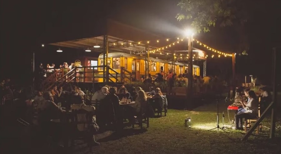 Berdier, el pueblo bonaerense que florece con una cervecería montada en un vagón del subte porteño