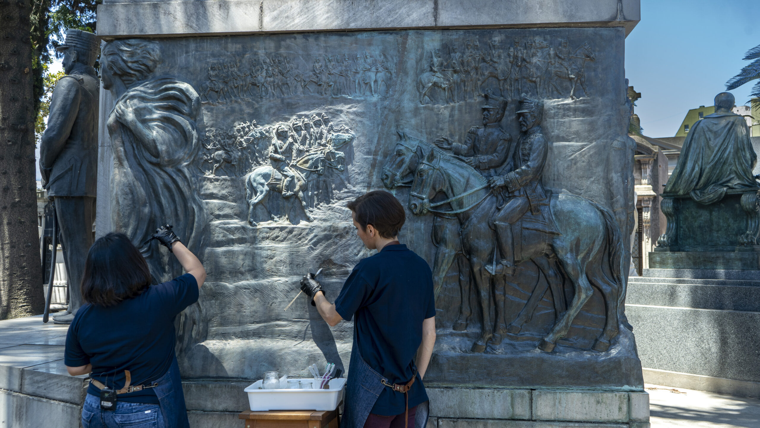Un equipo de expertos restaura el patrimonio escultórico del Cementerio de la Recoleta