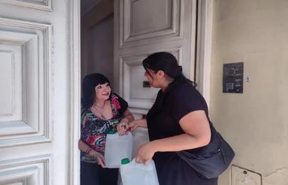 AySA entregó agua potable a personas sin luz