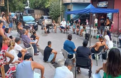 Reunión de vecinal en el barrio INTA