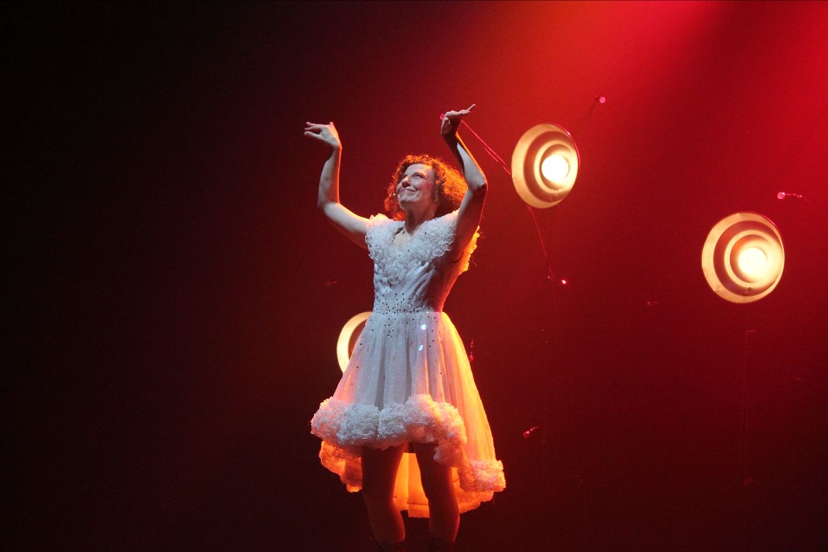 Nueva temporada de Enseguida vuelvo con Irene Sexer y dirección de Leo Trento