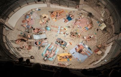 Sun & Sea muestra gente en la playa en La Boca