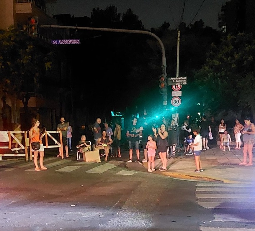 Continúan las protestas ciudadanas por cortes prolongados de luz