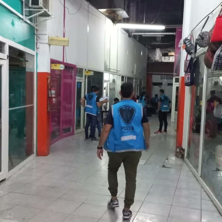 Balvanera: allanamientos a galpones con ropa de manteros