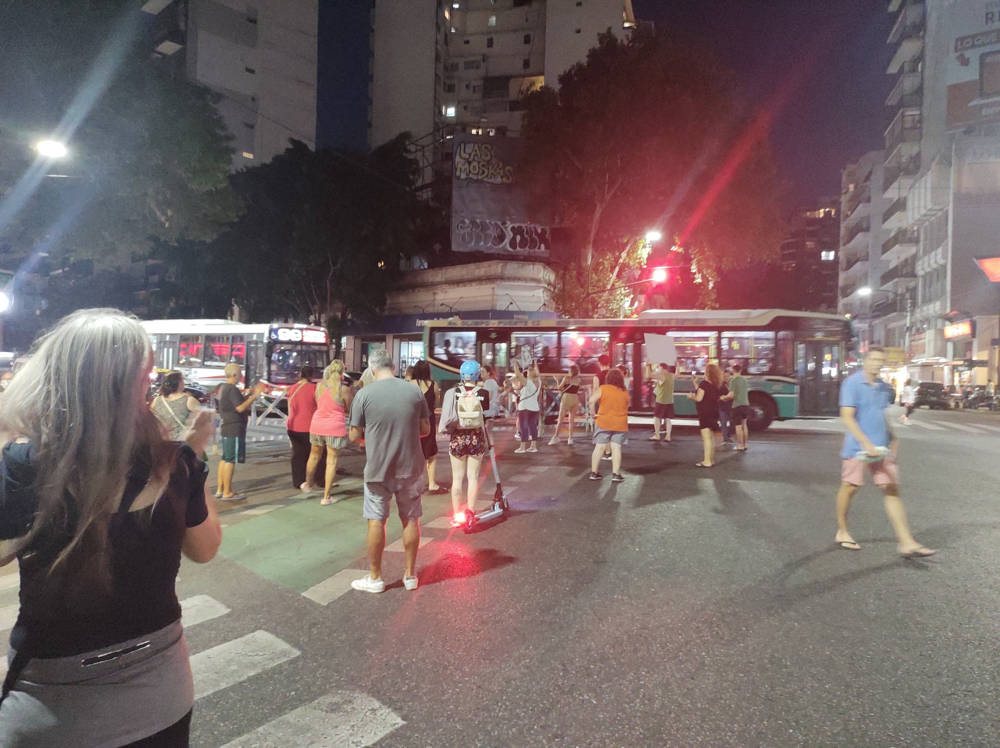 Vecinos cortaron calles e hicieron ruidazos por los cortes de luz