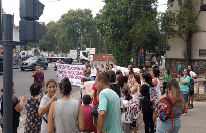 Protesta en la puerta de la Escuela Normal 5 de Barracas