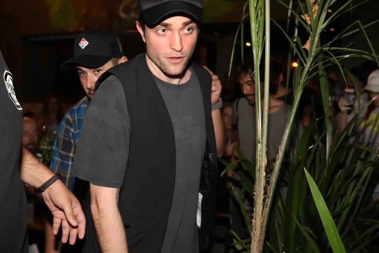 Robert Pattinson comió en varios locales de Palermo y cientos de fans buscaron fotografiarse con él