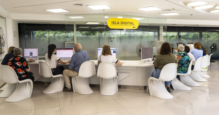 La Ciudad ofrece 24 islas digitales en sedes comunales