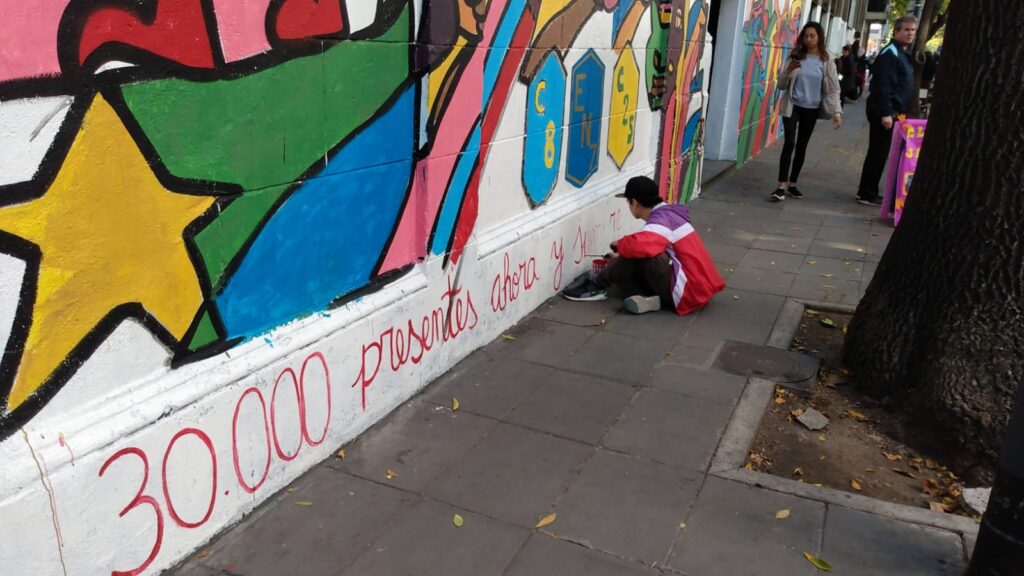 Almagro: denuncian que el GCBA quiere tapar el mural en homenaje a estudiantes detenidos-desaparecidos del polideportivo de Sarmiento y Medrano