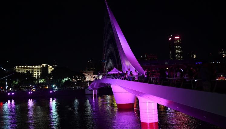 Buenos Aires reinauguró el Puente de la Mujer con un show de tango