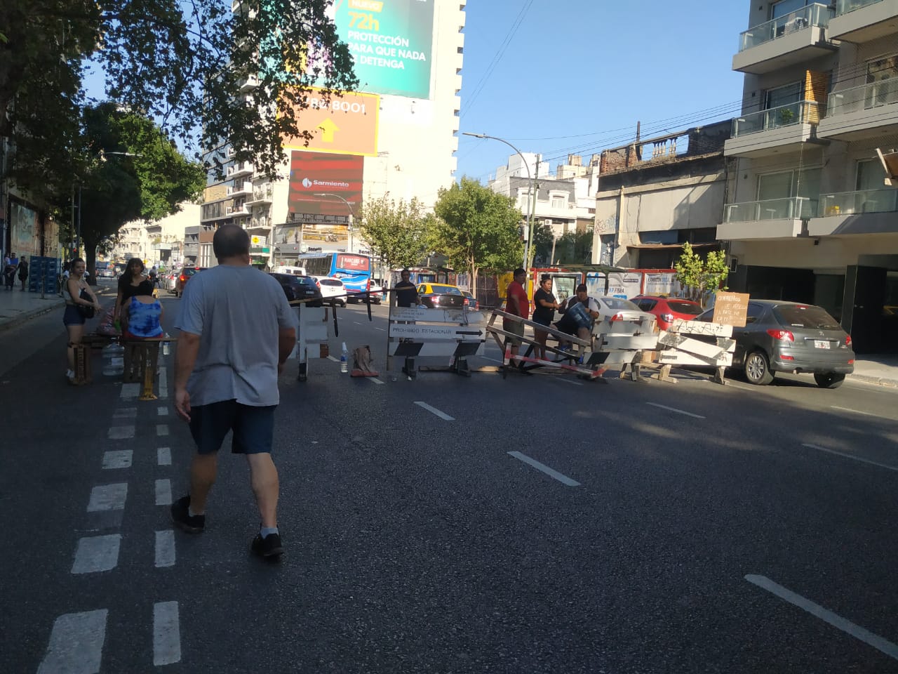 Vecinos del Abasto cortaron Corrientes y Gallo porque hace semanas están sin luz