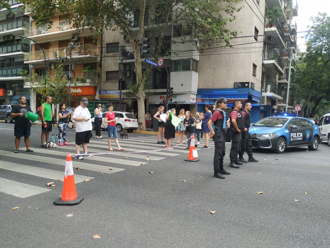 Almagro: vecinos sin luz cortaron Corrientes y Palestina