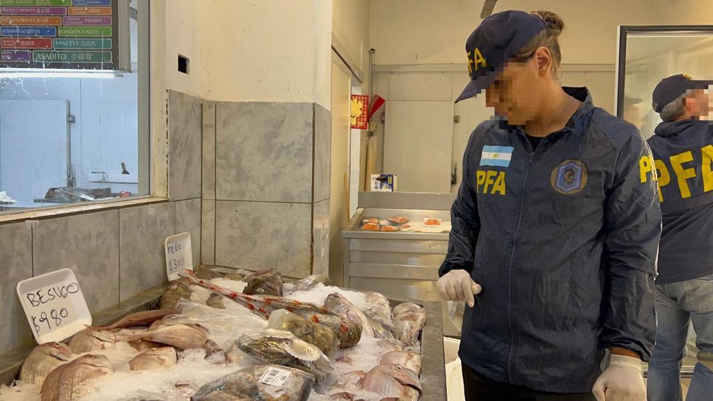 Clausuraron un supermercado en Rivadavia al 2500 porque había comida en mal estado