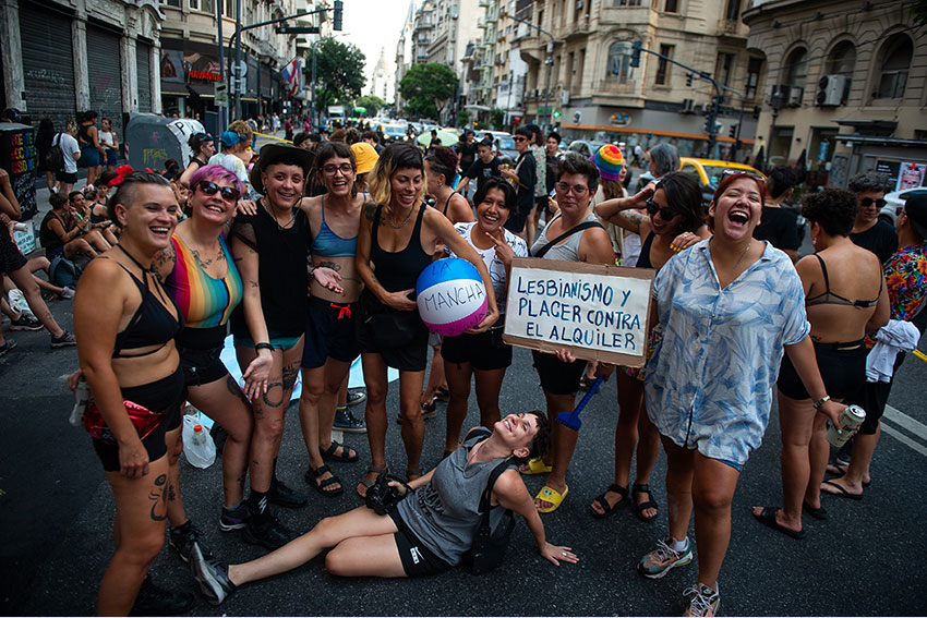 Activistas conmemoraron “la visibilidad de las existencias lésbicas” con una intervención sobre la avenida Callo