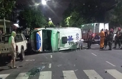 Ambulancia chocó contra un auto y volcó en Parque Chacabuco