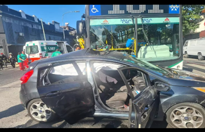 Impresionante choque entre un colectivo y un auto en Pompeya