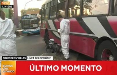Choque entre un colectivo y un motociclista chocaron en Liniers