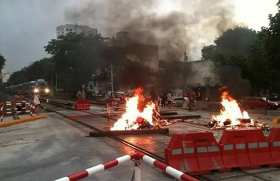 Vecinos de Lugano cortaron el tren en reclamo de luz